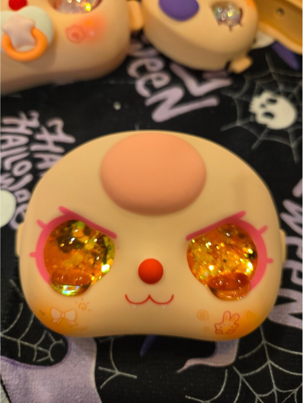 Peach forehead pacifier face toy with orange glitter eyes 400%